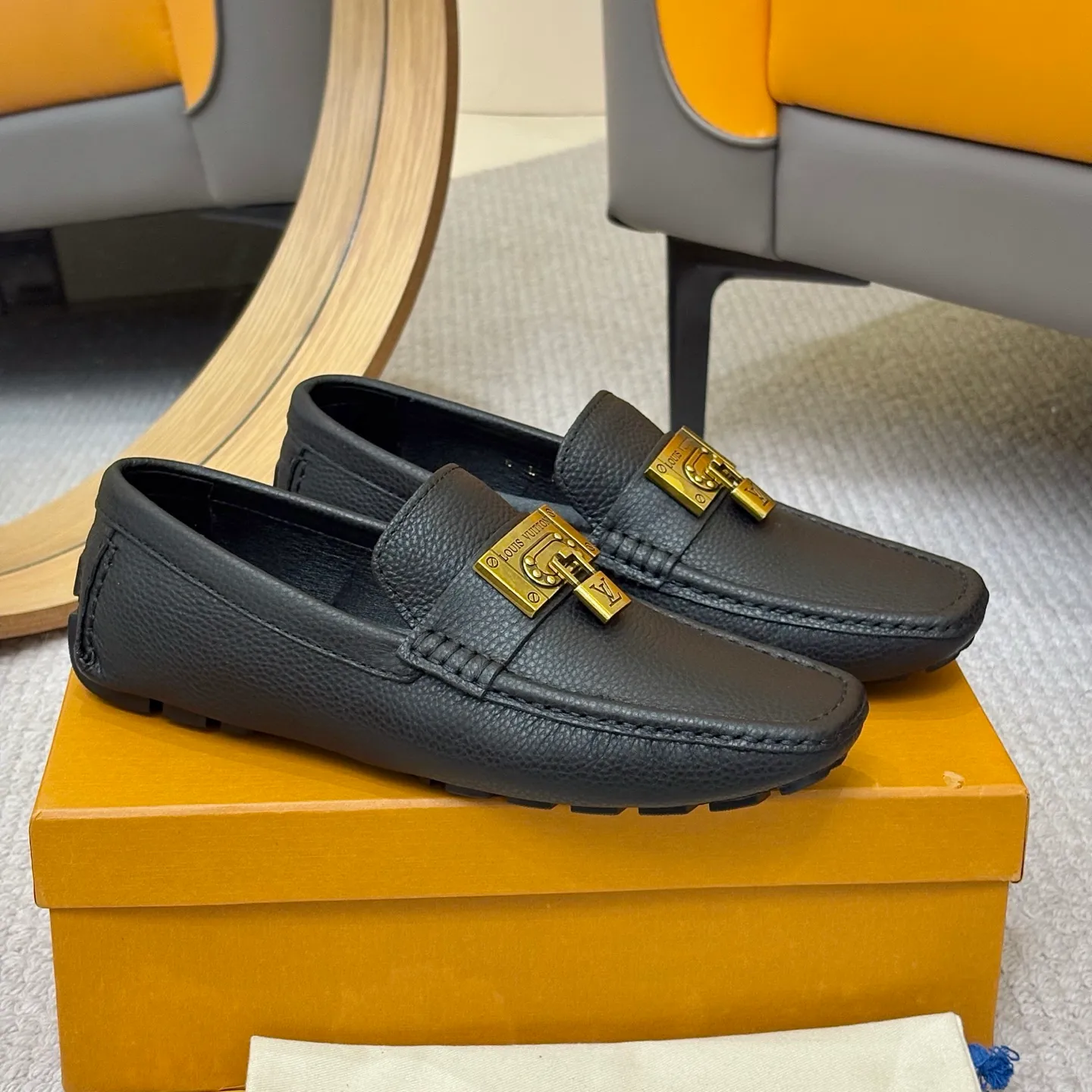 Men's men's shoes 💰420 (Yangli) LV 2⃣️0⃣️2⃣️5️⃣Spring and summer counter GLORIA series models ✈️Original factory special leather production, original last type. A classic driving slip-on casual shoe that shows an elegant style with exquisite craftsmanship details such as Monogram embossing all over the upper🌀Italian imported calfskin fabric Sheepskin foot pads➕Inside～Private mold replica sole Unique style Comfortable driving slip-on Size: 4-12 (38-46) Comes with [Counter packaging: original box, wrapping paper, card, instruction manual, shoehorn, cloth bag] No pressure to enter and leave the counter!